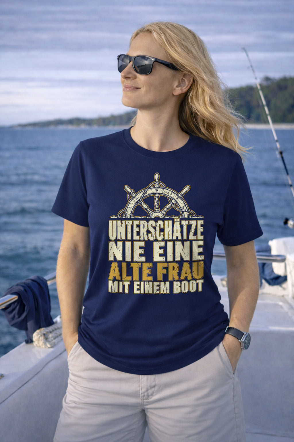 Alte Frau mit Boot T-Shirt