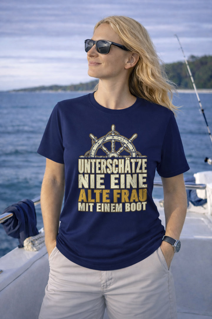 Alte Frau mit Boot T-Shirt