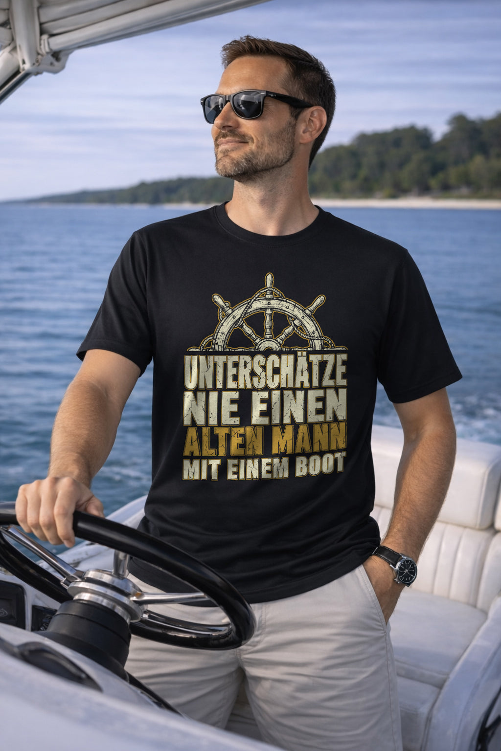 Alter Mann mit Boot T-Shirt