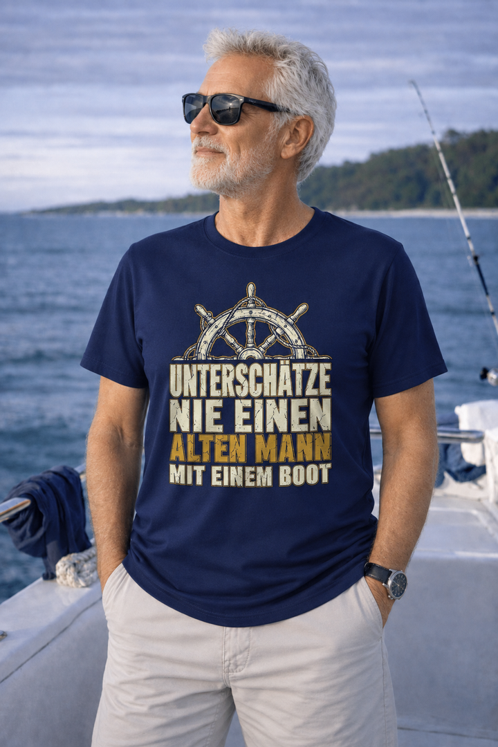 Alter Mann mit Boot T-Shirt